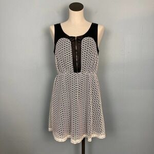 𝅺romeo & Juliet Couture Faux Leather Eyelet Lace Sleeveless Dress M Black Cream